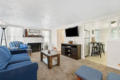 Image de New! The Lakeside Cottage - Close To Everything!