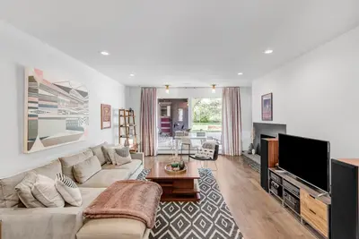 Image de Elegant Mid Century Modern Ranch - Walk to Pearl and Hiking! Ev Charger on Site.