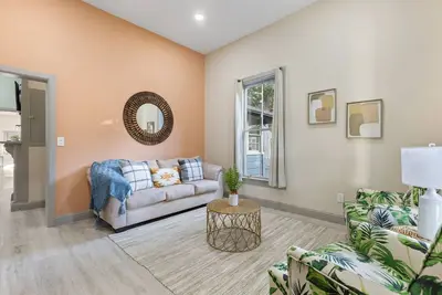 Image de Welcome to Casa Azul 1932 Eclectic Boho Sanctuary  in Downtown Riverside!