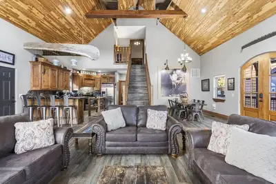 Image de Steps to Table Rock Lake w/ Scenic Views, Boat Slip, Firepit, Pool Table & Free Tickets