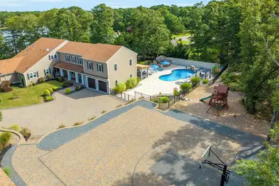 Image de Stunning Cape Cod Waterfront Compound