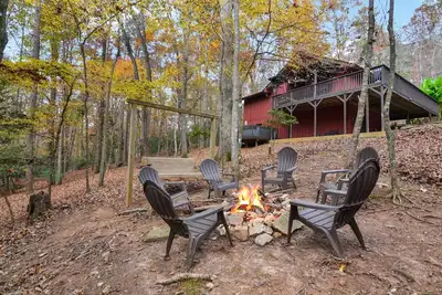 Image de Backyard stream, Oversize Deck, close to town: Firepit, Hot tub, Games!
