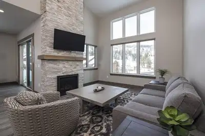Image de Beautiful 3-bedroom townhome at Purgatory Resort with mountain views, perfect for families.