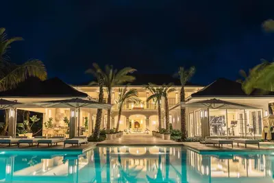 Image de Walking distance to beach, heated pool, spa & gym