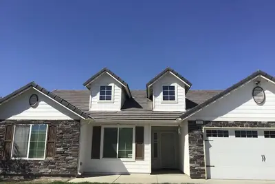 Image de Enjoy this warm residential property located near hwy 198 and hwy 41. \n