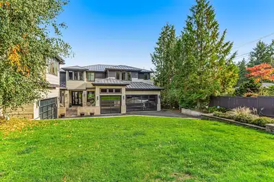 Image de Upscale waterfront estate with private dock, fireplace, & gourmet kitchen