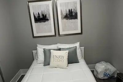 Image de \"Tranquil Haven: Stylish Retreat with Modern Comforts\"