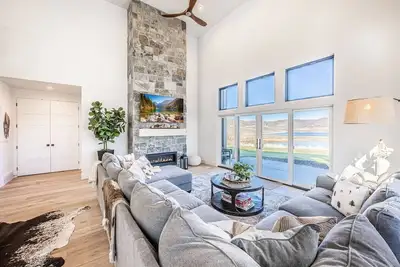 Image de *Free Ski Rental* Perfect for Families — 3 Min to Skiing & Deer Valley East Village, Private Hot Tub