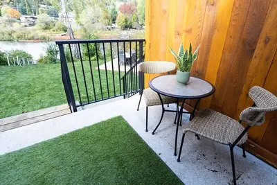 Image de Unit 6- River Room-Suite-Vue sur la rivière-Salle de bain privée-Traditionelle