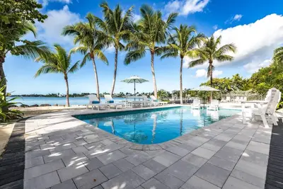 Image de $and D0llar$: Indulge in Luxury & Spectacular Open Water Views, Private Pool, Dock & Pet-Friendly!