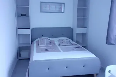 Image de Chambre chez l'habitant. Jardin terrasse spa extérieur en été, coin billard