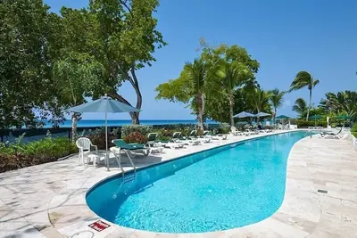 Image de Beachside Apartment on Paynes Bay, St. James. West coast of Barbados.