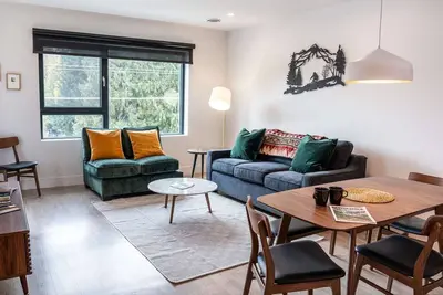 Image de Revelstoke Vacations | Wildflower Retreat | Pet Friendly Plus Private Hot Tub!