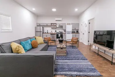 Image de Cottage Near Downtown Columbia!