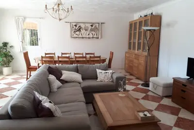 Image de Magnifique villa avec grande piscine et jardin arboré. Idéal pour les familles