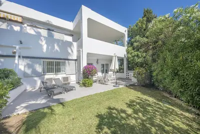 Image de 3 bedroom with private garden walking distance to everything