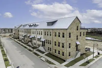 Image de Four Story Private Elevator Rooftop Terrace Views In New Northline Development! !