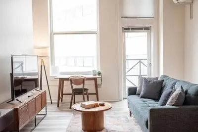 Image de 3br CozySuites The Block Direct Skybridge Access 2