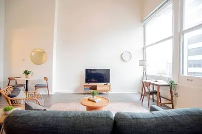 Image de 3br CozySuites The Block Direct Skybridge Access1