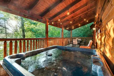 Image de This beautiful log cabin in the woods is the perfect peaceful retreat for your next family/friends gathering! We have a huge 75” tv in game room, updated hardwood floors, and new furniture :)