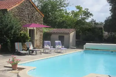 Image de Gîte dans maison en pierre, avec piscine, à la campagne, proche Villefranche.