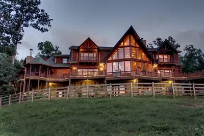 Image de Five Star Lodge and Stables is pet friendly with a big mountain view. hot tub, firepits. Ideal for Weddings and Corporate Retreats