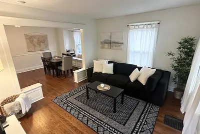 Image de Mayo Discounts! 3 blocks from Mayo Clinic, large kitchen, comfy reading chairs.