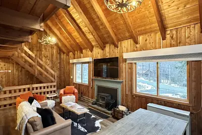 Mountain Paradise 4 Bed w\/ Hot Tub Mins to Mt Snow