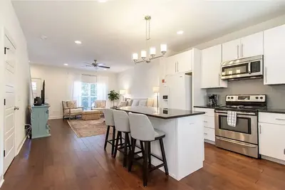 Image de Spacious Townhome Walkable to Stadium & Town
