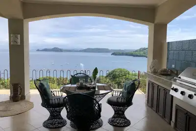 Image de Breathtaking panoramic ocean view Penthouse Condo.