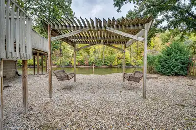 Image de Riverfront Brookston Retreat w/ Deck & River Tubes