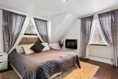 Image de En Mysig Villa med Bastu och en Stor Inhägnad Trädgård