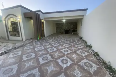 Image de Moderna y Lujosa Casa Completa a 15 Minutos de el air Port