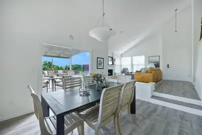 Bluff House Retreat w/panoramic views, luxury bedding & 2 miles from the ocean.