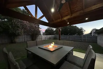 Image de Central, Familial, w/ Game Room, Fire Pit, King Bed ★ 4. 6 mi from Dfw Airport+
