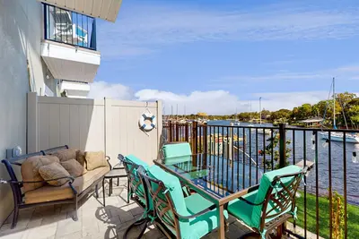 Image de Riverfront townhome with water views, all-new interior, & W/D - great location