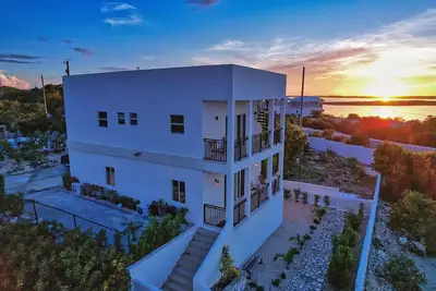 Image de Luxury Newly built two-bedroom modern Sunset villa with pool in Discovery Bay!