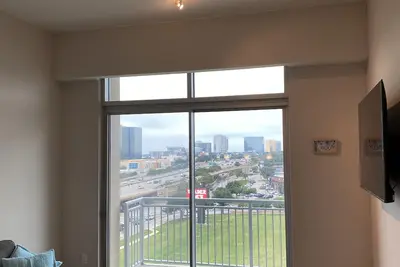 Image de Luxury, modern apartment with city views. 10 minutes from Downtown Dallas!