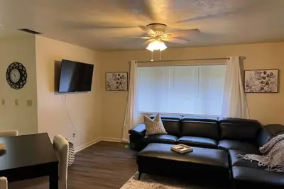Beautiful 2 bedroom unit across from Uf stadium\n