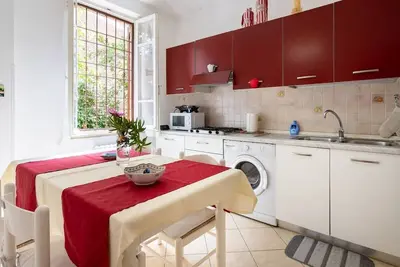 Image de Perugia Centrale in Zona Super Servita in Città, Unica con Giardino e Posto Auto