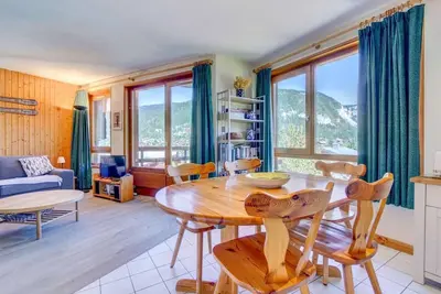 Image de 2ème étage, vue montagne, balcon, télévision, casier à ski, 38m², Morzine