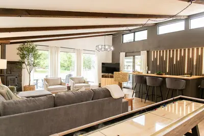 Image de 6Beds 3Bath - Pool, Hot Tub, Pets Welcome, Fire Pit- 1mi to Downtown