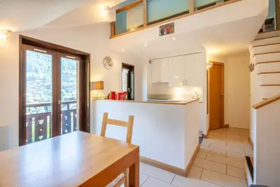 Image de 250m du centre station, 3ème étage, vue station, balcon, parking, télévision, casier à ski, 45m²