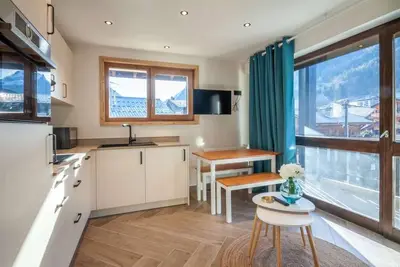 Image de 2ème étage, balcon, parking, télévision, casier à ski, 25m², Morzine