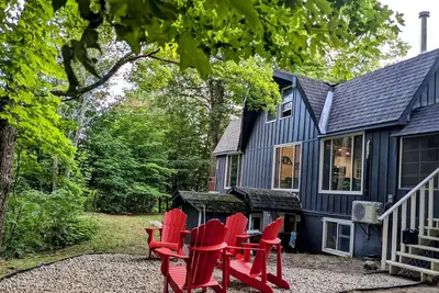 Image de Vacation retreat in Muskoka's Hidden Valley! Walk to ski hill or beach.