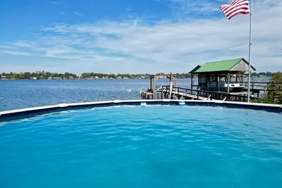 Image de Oversized Newly Renovated Home with Pool and Private Pier! Sleeps 10!