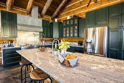 Image de Pioneer Cabin: Your Rustic Retreat in Idaho