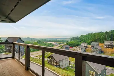 Image de Chic Treehouse Cabin with View