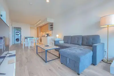 Image de Stylish Surrey Downtown Condo Perfect for Couples