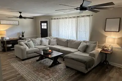 Image de Fantastic Master’s Rental- 1 mile away!